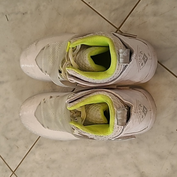 Under Armour Cleats - Picture 4 of 9